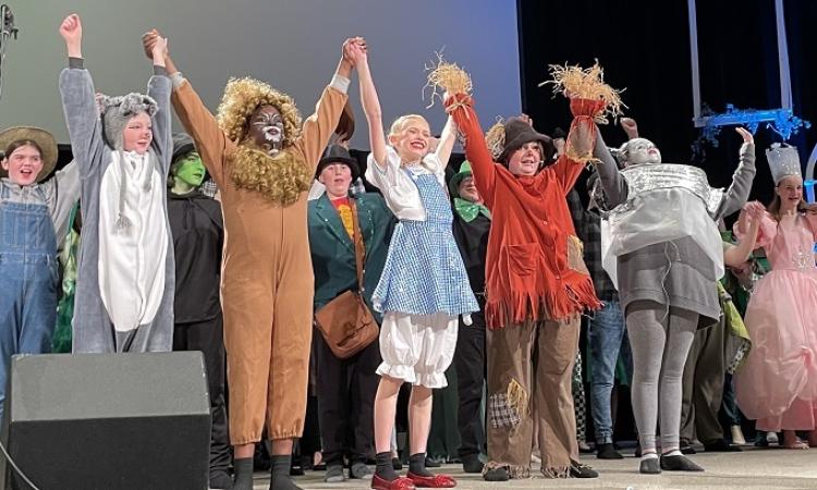 The cast of Niverville Middle School's production of The Wizard of Oz.