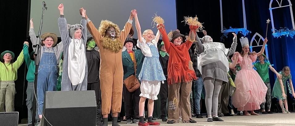 The cast of Niverville Middle School's production of The Wizard of Oz.
