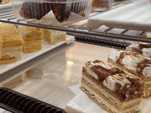 KraveMore offers a wide selection of fresh, homemade foods, including many high-quality desserts.
