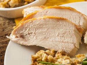 It’s that time of year when the temperature cools, the harvest comes in, and communities gather for fall suppers. Fall suppers are a great way to meet your neighbours—and also enjoy a fantastic meal.