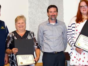 John Magri of the Niverville Chamber of Commerce alongside graduates Deb Brissette, Dave Smith, and Taylor Hayward.