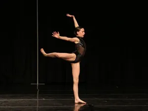 Brenne Abgrall performing