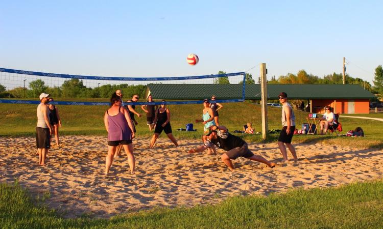 On June 6, the beach volleyball court in Hespeler Park saw a renewal of activity as fans and players kicked off the first games of the season. Running from June until mid-September, the local league will play every Thursday night from 7:00 to 9:00 p.m. Two teams from Niverville and one from Île-des-Chênes round out the league.