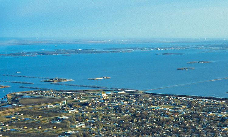 The Red River is hardly one of North America’s most notable rivers. It runs a mere 880 kilometres from its headwaters in North Dakota to its mouth at Lake Winnipeg, just the twenty-third longest river in the country. 