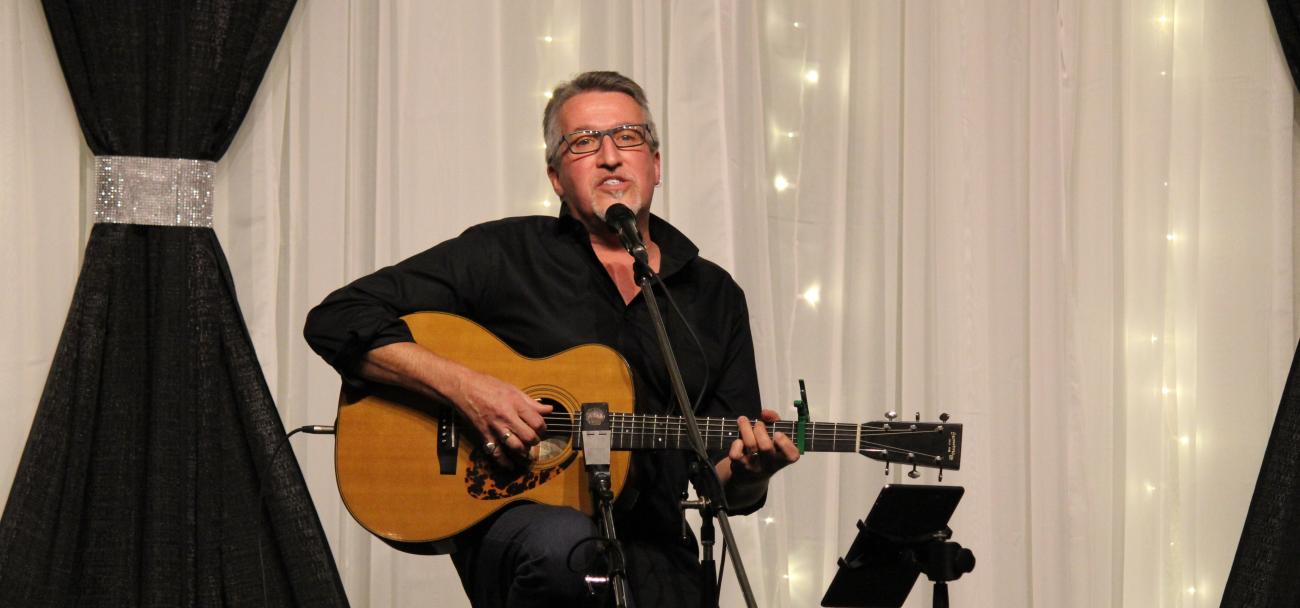 Steve Bell entertained guests at the annual Heritage Centre Gala in Niverville.
