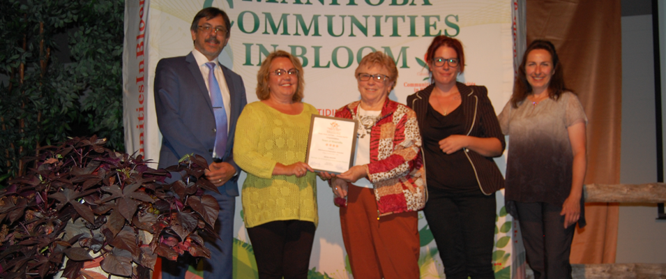 Don Budinsky (judge), Peggy Wiebe, Roz Krahn, Rebecca Sokol (judge), and Cathy Shaluk (Manitoba Communities in Blood Program Coordinator).
