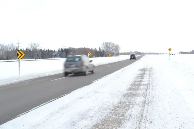 Traffic flows down to 2 lanes along Highway 59 near Île-des-Chênes